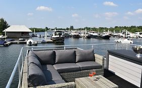 Cosy Floating Boatlodge, 